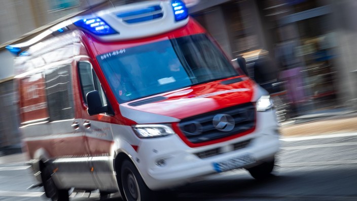 Notfälle - Bremen: Ein Rettungswagen ist mit Blaulicht im Einsatz. Foto: Jens Büttner/dpa-Zentralbild/ZB/Symbolbild