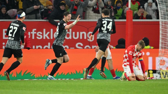 Fußball - Mainz: Freiburgs Mannschaft jubelt nach dem Treffer zum 0:1 durch Freiburgs Michael Gregoritsch (M). Foto: Torsten Silz/dpa