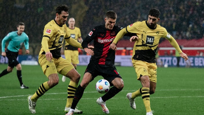 Fußball - Leverkusen: Leverkusens Patrik Schick (M) kämpft mit Dortmunds Mats Hummels (l) und Dortmunds Emre Can um den Ball. Foto: Marius Becker/dpa