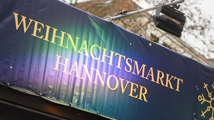 Brauchtum - Hannover: Ein Schild hängt am Weihnachtsmarkt. Foto: Julian Stratenschulte/dpa