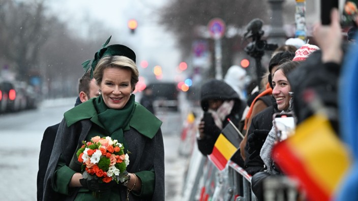 Adel - Berlin: Königin Mathilde von Belgien wird von wartenden Zuschauern mit belgischen Fähnchen am Brandenburger Tor begrüßt. Foto: Jens Kalaene/dpa