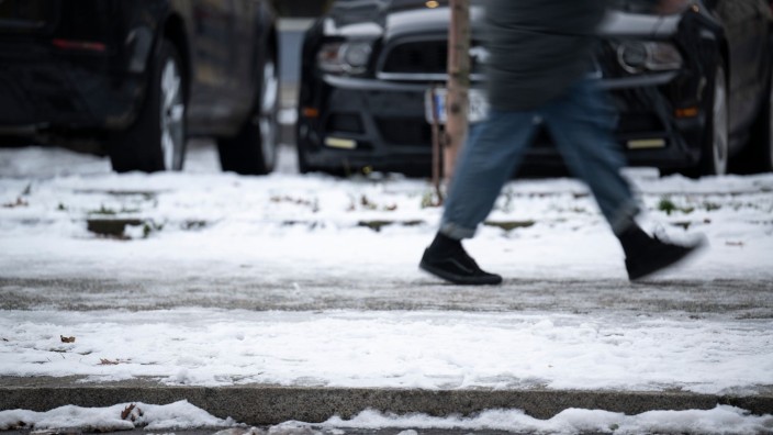 Wetter - Berlin: Ein Mensch läuft auf einem Gehweg. Foto: Hannes P. Albert/dpa