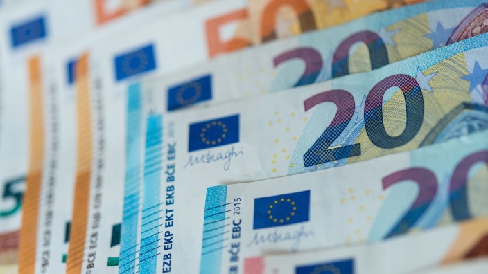 Finanzen - Hildesheim: Banknoten von 10, 20 und 50 Euro liegen sortiert auf einem Tisch. Foto: Monika Skolimowska/zb/dpa/Archivbild