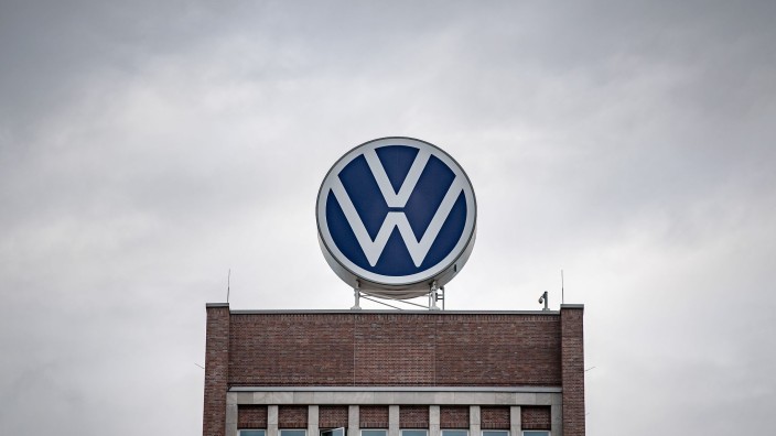 Auto - Wolfsburg: Ein großes VW-Logo steht auf dem Verwaltungshochhaus vom Volkswagen-Werk. Foto: Sina Schuldt/dpa/Archivbild