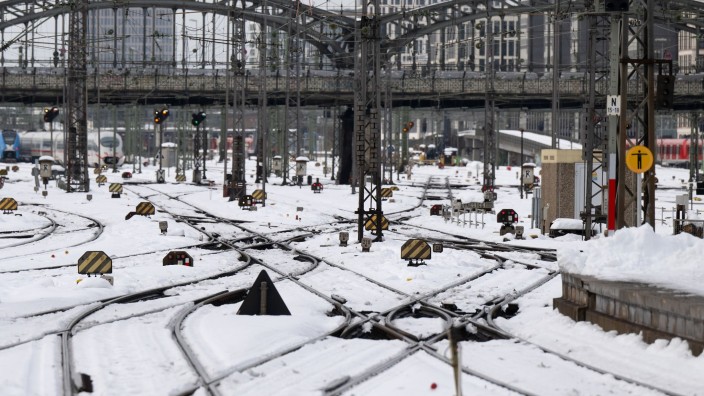 Verkehr - München: Schnee und Eis liegt auf den Gleisen am Hauptbahnhof. Foto: Sven Hoppe/dpa