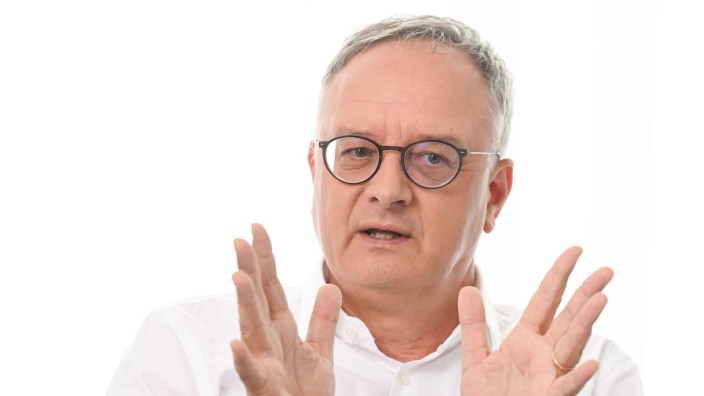 Parteien - Heidelberg: Andreas Stoch, der Landesvorsitzende der SPD in Baden-Württemberg, gestikuliert im Gespräch. Foto: Bernd Weißbrod/dpa/Archiv