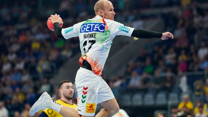 Handball - Porto: Magdeburgs Tim Hornke wirft den Ball. Foto: Uwe Anspach/dpa