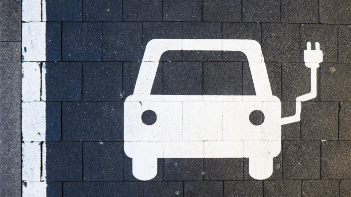 Auto - : Ein Symbol markiert einen Parkplatz an einer Ladesäule für Elektroautos. Foto: Julian Stratenschulte/dpa/Symbolbild