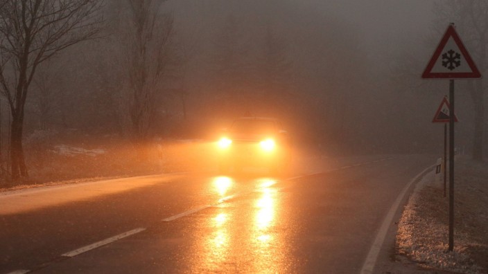 Wetter - Offenbach am Main: Ein Auto fährt bei Glatteis und Nebel über eine Straße. Foto: Matthias Bein/dpa-Zentralbild/dpa/Symbolbild