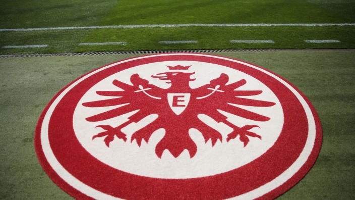 Fußball - Frankfurt am Main: Eintracht Frankfurt gedenkt seines gestorbenen Ehrenpräsidenten. Das Vereinswappen. Foto: Frank Rumpenhorst/dpa