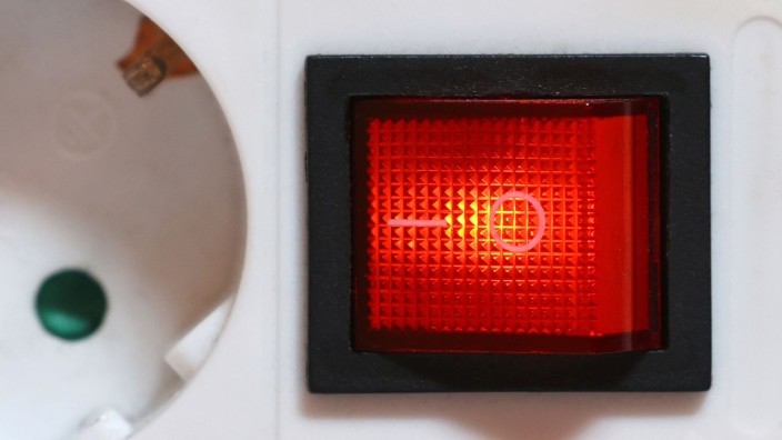 Strom - Frankfurt am Main: Der eingeschaltete Schutzschalter einer Mehrfachsteckdose leuchtet rot. Foto: Karl-Josef Hildenbrand/dpa/Symbolbild