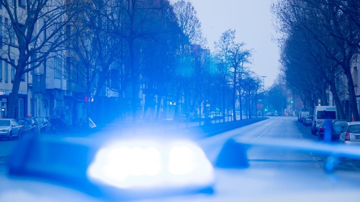 Unfälle - Berlin: Ein Blaulicht leuchtet auf dem Dach eines Streifenwagens der Polizei. Foto: Christoph Soeder/dpa/Symbolbild