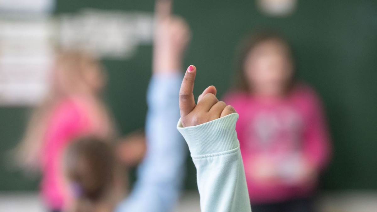 The majority of deaf students learn in shared lessons