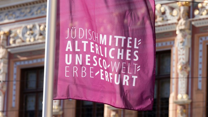 Denkmäler - Erfurt: Eine Fahne vor dem Rathaus zeugt von der Aufnahme der Stadt in die Liste des Unesco-Weltkulturerbes. Foto: Michael Reichel/dpa