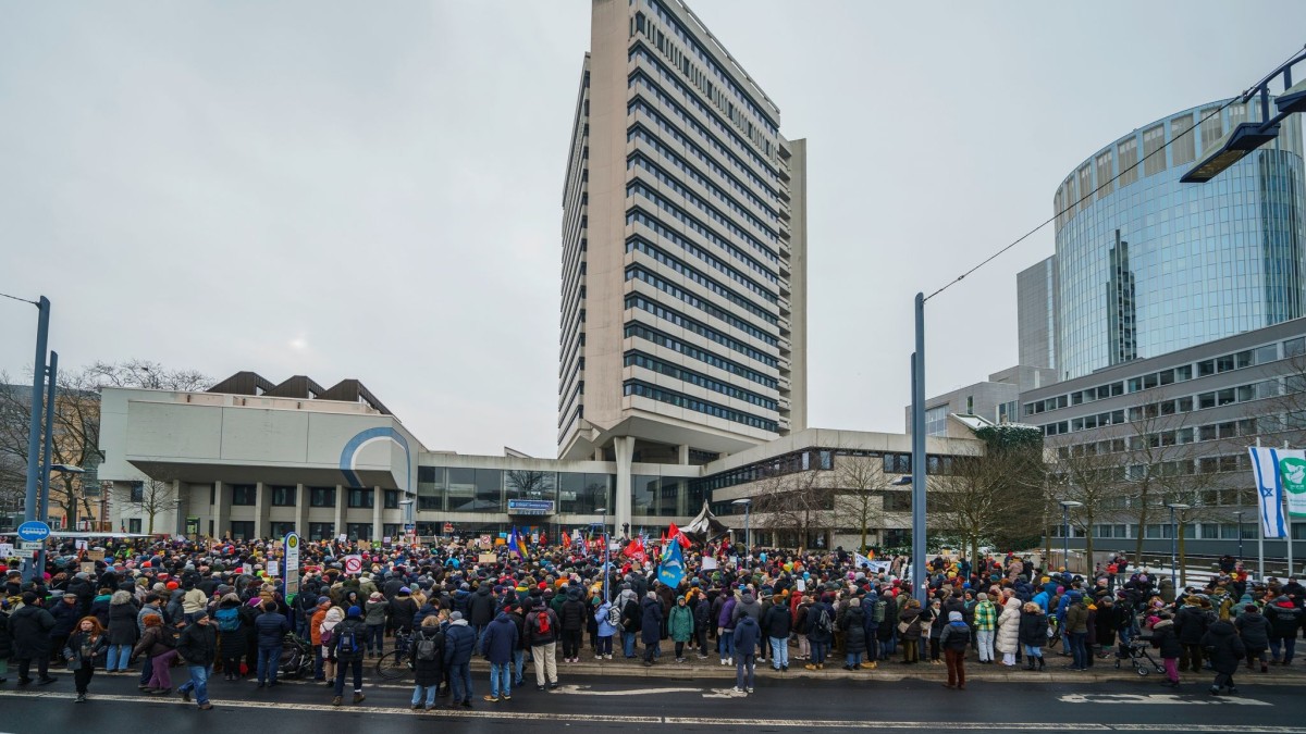 Thousands Protest Against Right-Wing Extremism in Offenbach, Germany