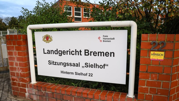 Prozesse - Bremen: Ein Schild steht vor dem externen Sitzungssaal des Landgerichts Bremen. Foto: --/dpa
