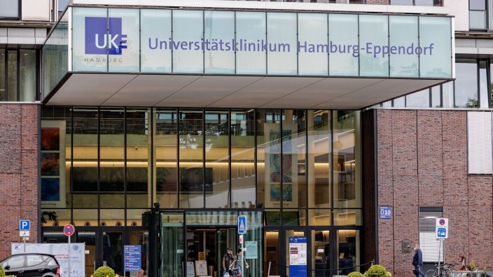 Auszeichnungen - Hamburg: Der Haupteingang des UKE - Universitätsklinikum Hamburg-Eppendorf - wird durch Neonröhren beleuchtet. Foto: Axel Heimken/dpa
