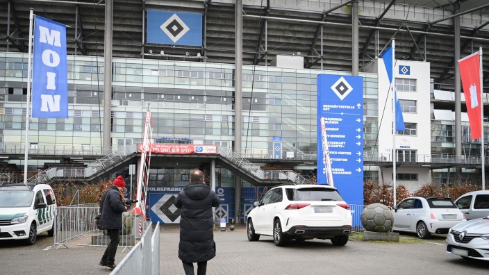 Fußball - Hamburg: Jonas Boldt, Sportvorstand Hamburger SV, fährt mit seinem Auto auf den Parkplatz vor dem Volksparkstadion. Foto: Rabea Gruber/dpa