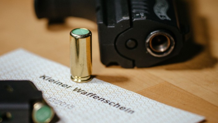 Kriminalität - Wiesbaden: Ein kleiner Waffenschein liegt zwischen einer Schreckschuss-Pistole "Walther P22", einem Magazin und einer Platzpatrone. Foto: Oliver Killig/dpa-Zentralbild/dpa