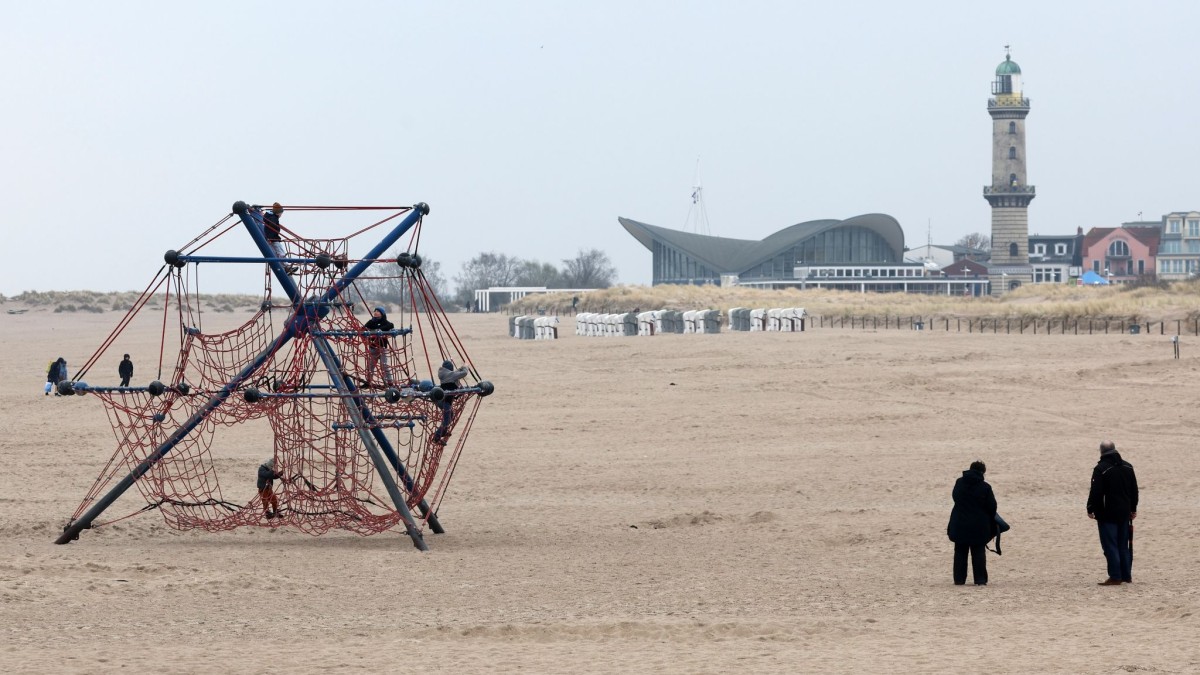 Streit um Strandkörbe: Warnemünder Strand deutlich leerer