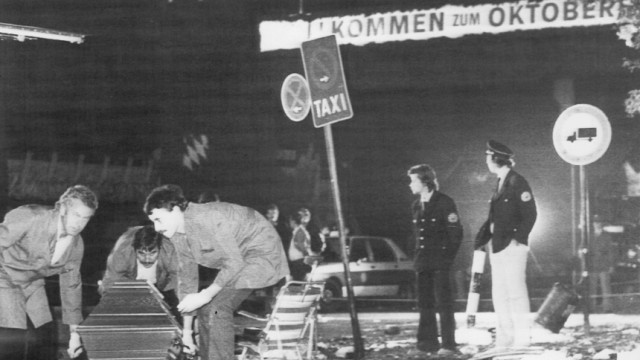 Bergung eines Opfers nach dem Anschlag auf das Oktoberfest in München, 1980