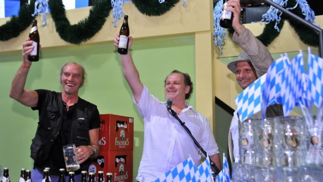 Erding: die neue "Schiaßn": Der Probelauf ist geglückt, nun geht es richtig los: Börnie Sparakowski, Peter Heger und Harry Seeholzer (v.l.) verteilen die ersten Biere.