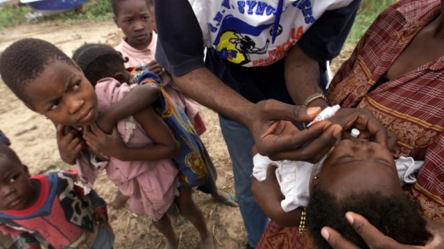 Kongolesische Kinder bei der POLIO-Impfung