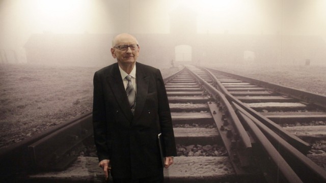 Bartoszewski, former Polish Foreign Minister and survivor of the Nazis' Auschwitz death camp pose for photographers in Berlin