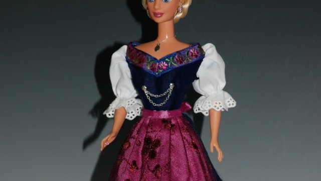 Handgenähte Puppendirndl: Selbst entworfen, selbst genäht und selbst geschminkt: Die "Oktoberfest-Barbie" von Eva Baierl aus Weil bei Landsberg.