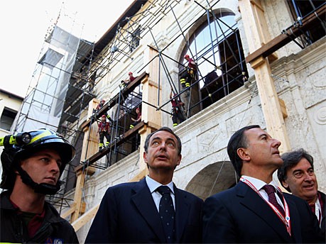 Jose Luis Rodriguez Zapatero und Franco Frattini in l'Aquila; Getty