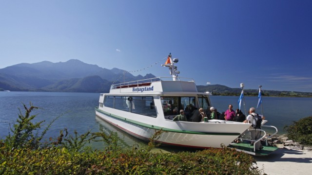 Bootsverkehr auf dem Kochelsee: Das Idyll trügt: Am Kochelsee streiten Betreiber und Konkurrenten um Bootsfahrten für Touristen.
