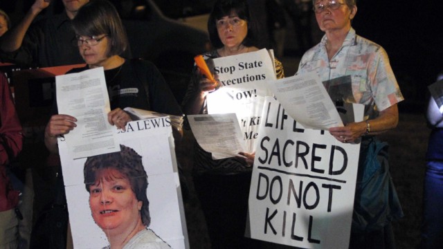 Todesstrafe in den USA: Vor dem Gefängnis in Jarrat im US-Bundesstaat Virginia versammelten sich am Donnerstagabend (Ortszeit) Dutzende Demonstranten, um gegen die Vollstreckung der Todesstrafe gegen Teresa Lewis zu protestieren.