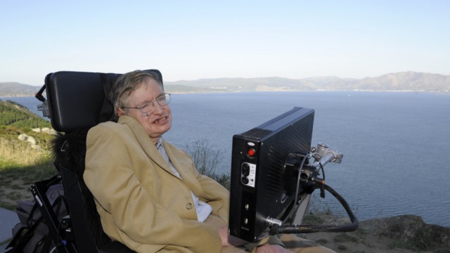 Stephen Hawking: Der große Entwurf: Das Verhältnis vom Autor zu seinen Zeitgenossen ist nicht das von stark zu schwach: Beeindruckend an Hawking ist sein freier Umgang mit seinem eigenen Bild in den Medien, Rollstuhl und elektronisches Sprechgerät nimmt er für selbstverständlich.