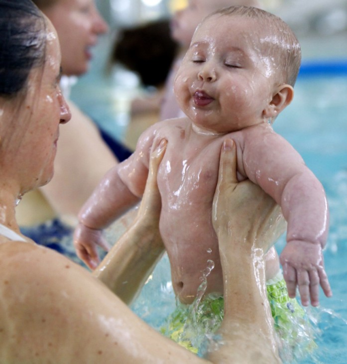 Babyschwimmen im Badehaus