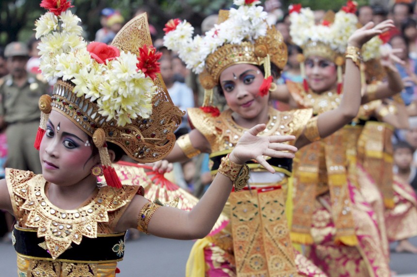 Balinesische Tänzerinnen vor Jahreswechsel