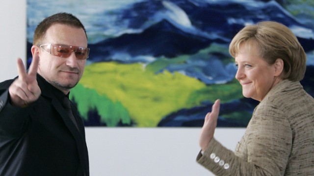 U2 Sänger Afrika-Aktivist und Rockstar Bono, Bundeskanzlerin Angela Merkel