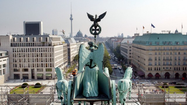 Quadriga auf dem Brandenburger Tor mit Blick auf Unter den Linden