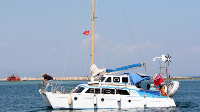 Konfliktsituation vor Gaza: Friedlich vor Gaza gestoppt: Das unter britischer Flagge fahrende Schiff "Irene" mit jüdischen Aktivisten und Hilfsgütern an Bord.