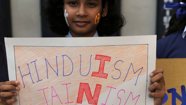Größter Personenscan der Geschichte: Indische Studentin mit Plakat: Die 1,2 Milliarden Einwohner sollen einen Ausweis erhalten.