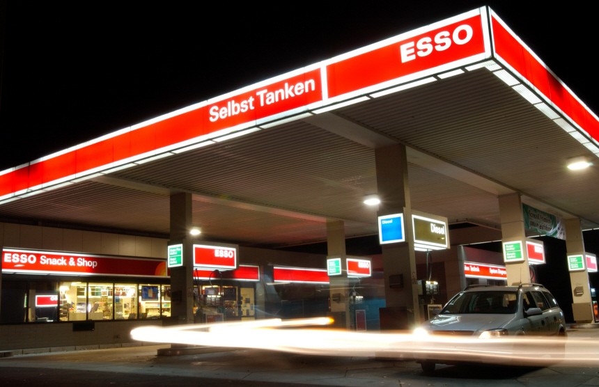 Esso-Tankstelle bei Nacht