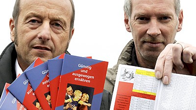 Sparkochbuch: Köche knapp bei Kasse: Kurt Meier und Uwe Glinka (links) haben ein Kochbuch für Hartz-IV-Empfänger geschrieben.