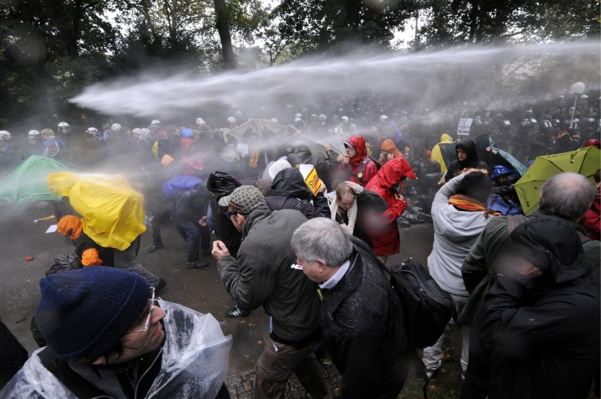 Polizei geht mit Wasserwerfern gegen Stuttgart-21-Gegner vor