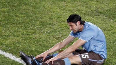 Confed-Cup in Südafrika: Italiens Vincenzo Iaquinta sitzt nach dem 0:1 im Confed-Cup gegen Ägypten völlig frustriert auf dem Rasen des Ellis Park Stadions in Johannesburg.