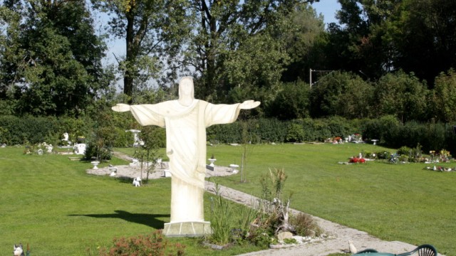 Hallbergmoos: 40 Tonnen schwer ist die brasilianische Christusfigur aus Markt Schwaben, die seit kurzem auf dem Hallbergmooser Tierfriedhof steht.