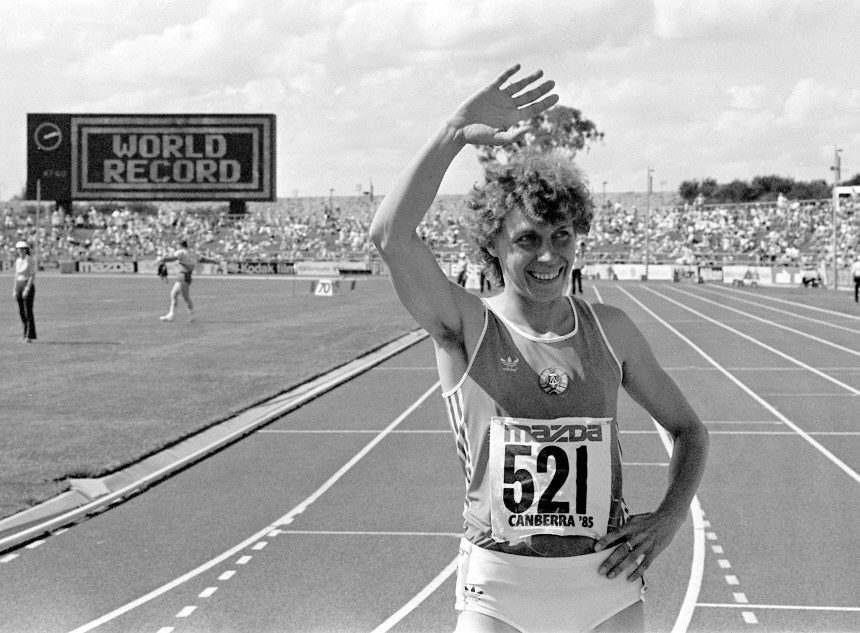 Marita Koch bejubelt Weltrekord in Canberra 1985