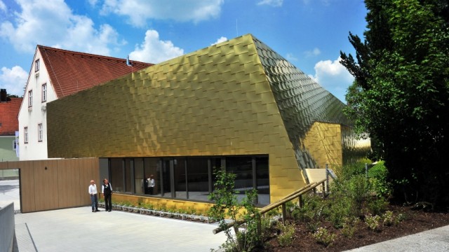 Museums-Altbau: Der im Juni eröffnete Neubau des Erdinger Museums glänzt in der Sonne, jetzt soll auch der Altbau erstrahlen - und wird für 900.000 Euro saniert.