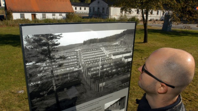 Besucher betrachtet Schautafel in der KZ-Gedenkstätte Flossenbürg