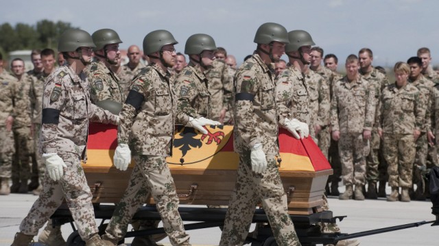 Toter Bundeswehrsoldat in Afghanistan: Bundeswehr-Soldaten geleiten den Sarg eines in Afghanistan getöteten Kameraden auf einem Flugplatz in Turkmenistan zum Transport nach Deutschland. Das Foto wurde im April 2010 aufgenommen, als drei deutsche Soldaten starben.