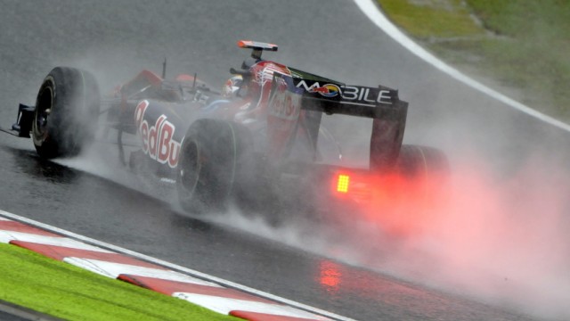 Formel 1: Der Toro-Rosso-Ferrari von Sébastien Buemi im Regen von Suzuka.