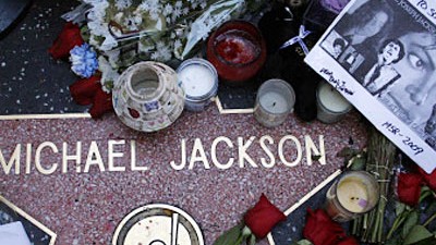 Gedenkfeier für Michael Jackson: Fans haben Blumen und Andenken an Michael Jackson an seinem Stern auf dem "Walk of Fame" in Hollywood niedergelegt.